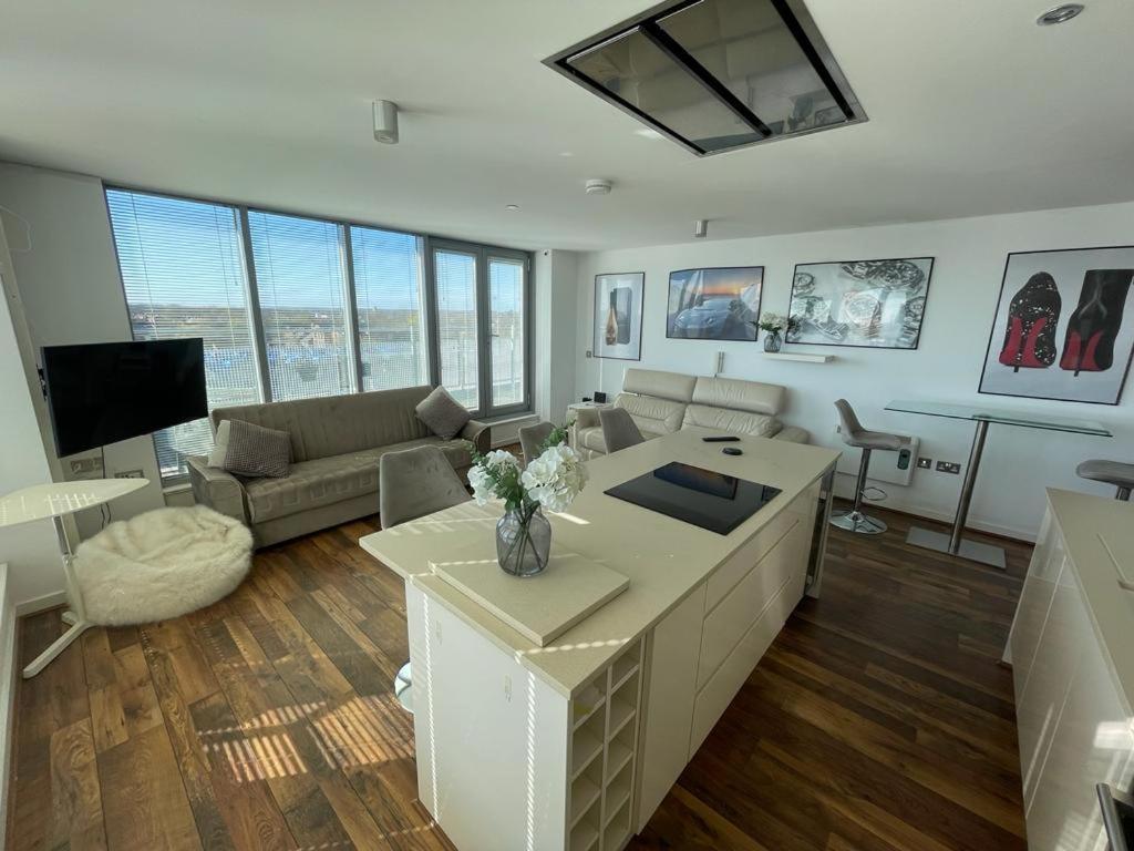 The Picture Works: City Centre With Free Parking Apartment